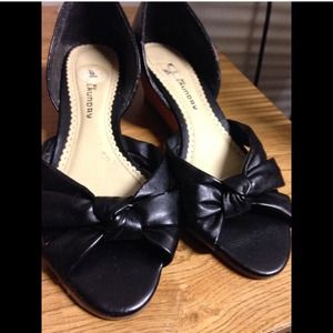 💜Chinese Laundry sandals with a slight heel