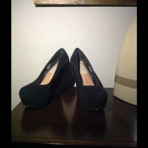 Steve Madden black wedges