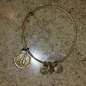 Gold bracelet**ON HOLD FOR@akissin until midnight)