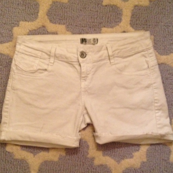 ❌SOLD❌Zara white denim cutoff shorts