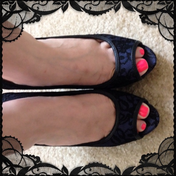 Pour La Victoria Lace Platform Pump - Picture 2 of 5