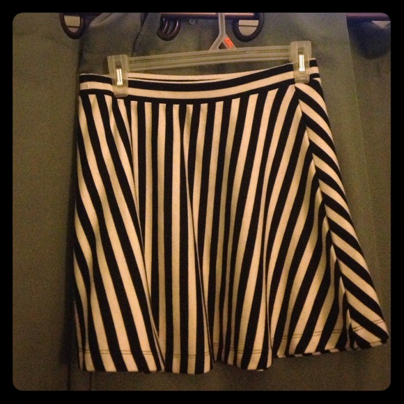 Black & white stripped skater skirt