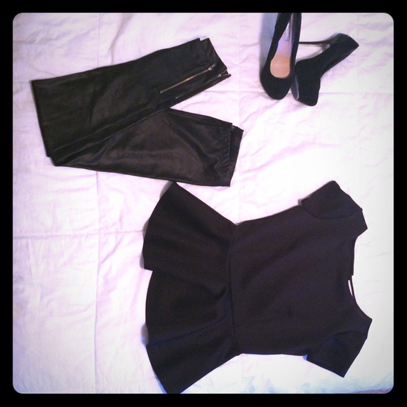 Meow! Stretch black leather leggings!