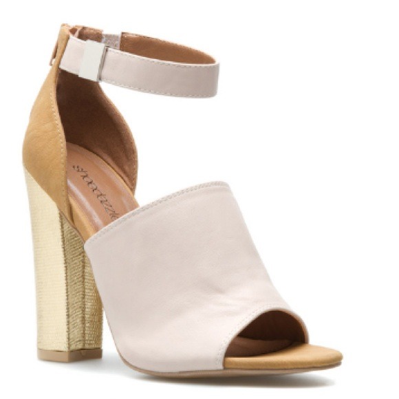SD Shoes - 🎉HOST PICK🎉CHIC STYLE SANDALS