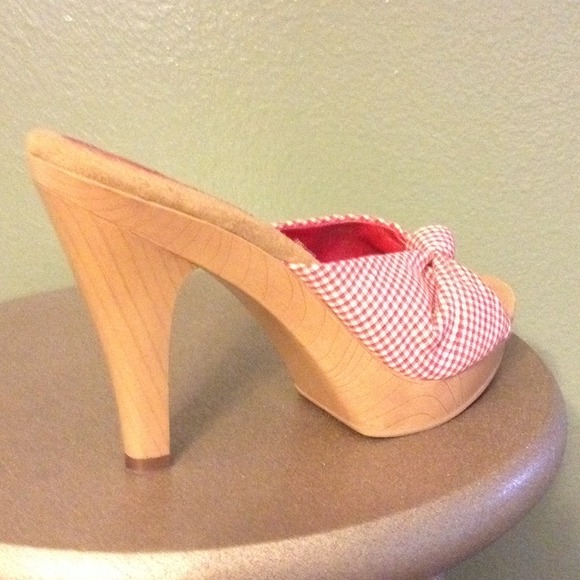 Red and white heels and matching clutch - Picture 3 of 3