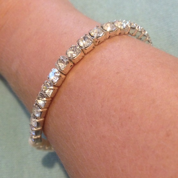 4 Stretching pearl bracelets - one with bling! - Picture 2 of 4