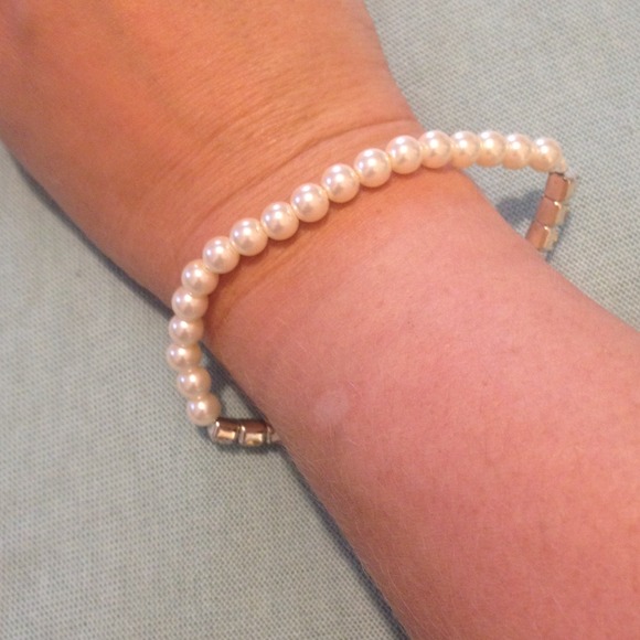 4 Stretching pearl bracelets - one with bling! - Picture 3 of 4