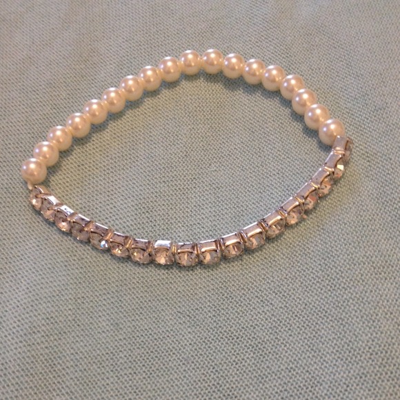 4 Stretching pearl bracelets - one with bling! - Picture 4 of 4