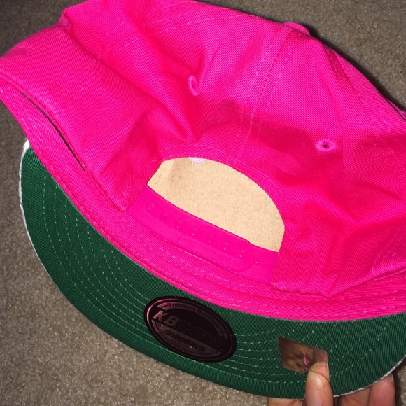 pink/white snakeskin snapback - Picture 2 of 2