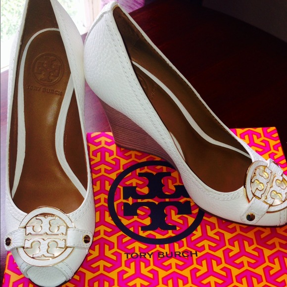 NWT TORY BURCH CREAM/IVORY LEATHER WEDGE/HEEL 8