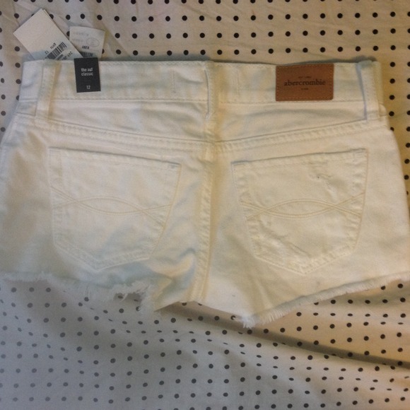 NWT ABERCROMBIE WHITE DISTRESSED SHORTS - Picture 2 of 3