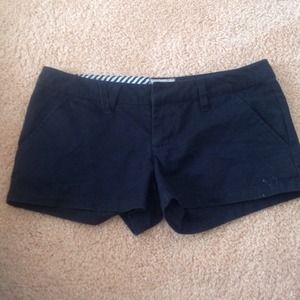 Black volcom shorts !