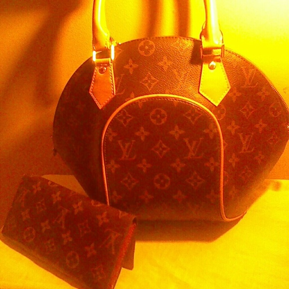 *****SOLD ***Louis vuttion clam shell hand bag