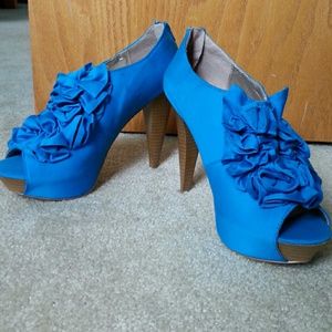 Blue ruffle peep-toe pumps