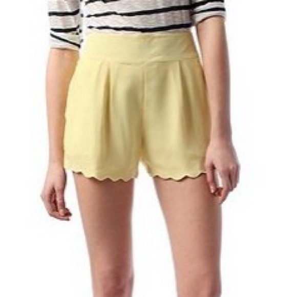🚫SOLD🚫Yellow scalloped high waisted shorts
