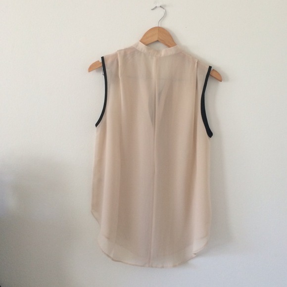 Bundled • Sleeveless Chic Blouse • - Picture 3 of 4