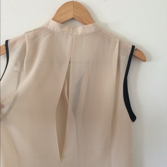 Bundled • Sleeveless Chic Blouse • - Picture 4 of 4