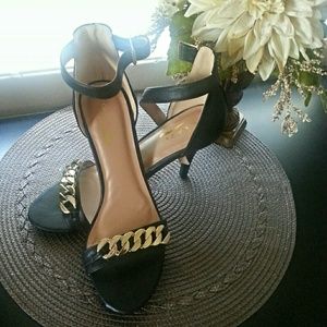 🎉HP 10/5/15🎉Black, gold chain high heels