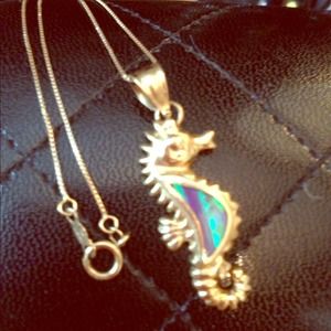 14kt yellow gold seahorse pendant
