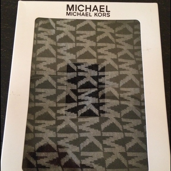 Michael Kors scarf and hat set-Never Worn in box