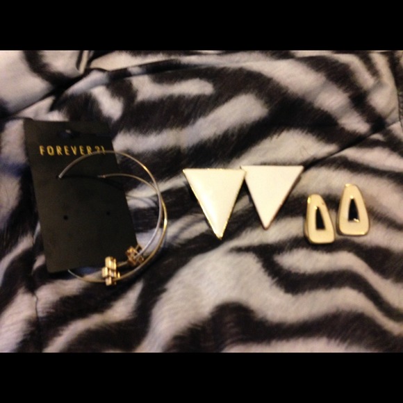 🎉BUNDLE🎉 Hoop earrings&studs 💁 - Picture 2 of 4