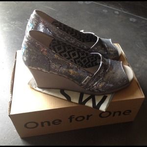 NIB Pewter Sequin Wedge Toms