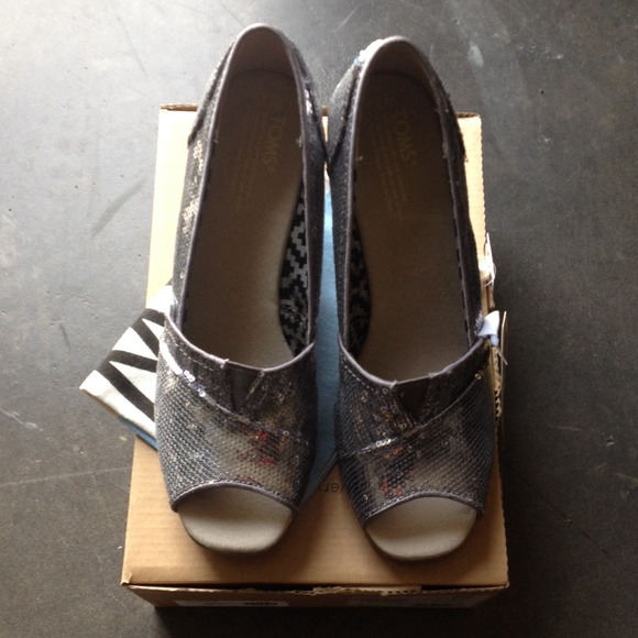 NIB Pewter Sequin Wedge Toms
