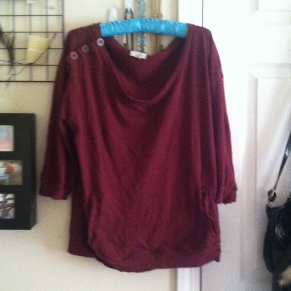 SOLD 🔴3/4 burgundy shirt