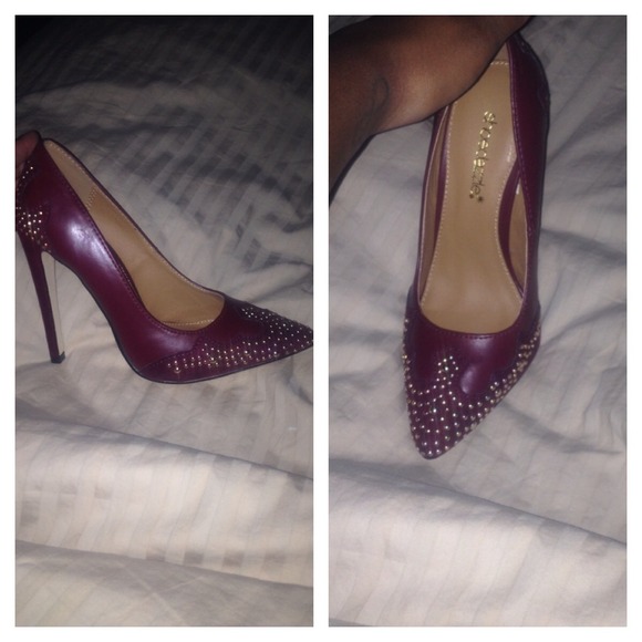 Maroon, studded pump