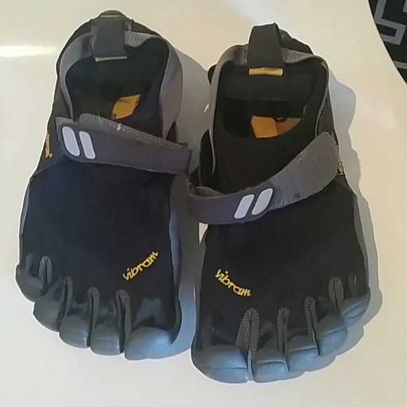 Vibram fivefingers treksport size 38 (us 6 or 6.5)