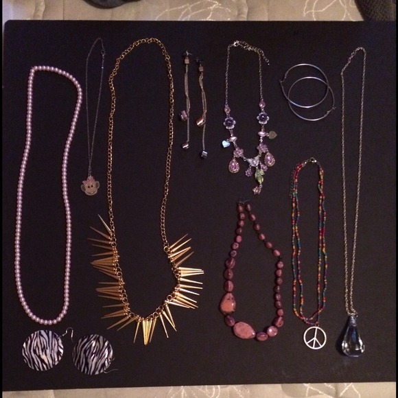 *SOLD* Bundle of necklace & earrings (accessories)
