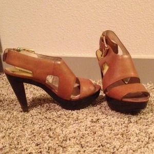 REDUCED! Michael Kors tan sandal. $45🅿️🅿️