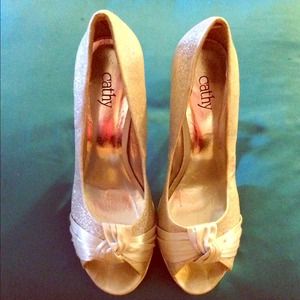 Classy, sassy Cathy Jean silver pumps!