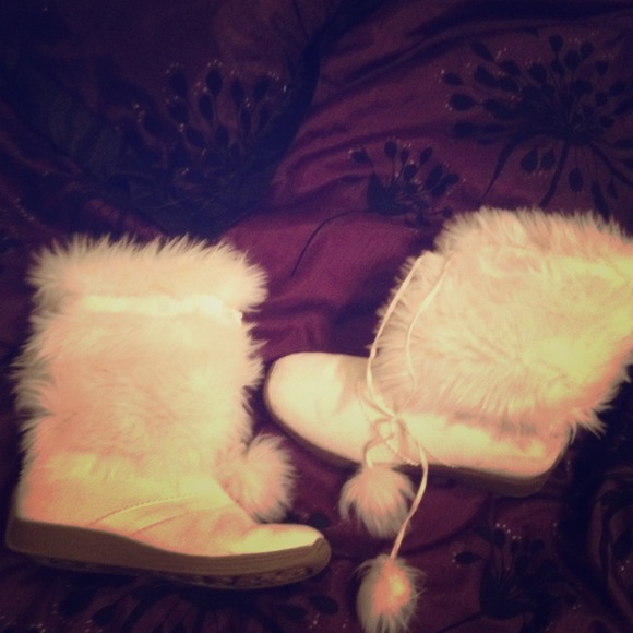 Fuzzy boots white