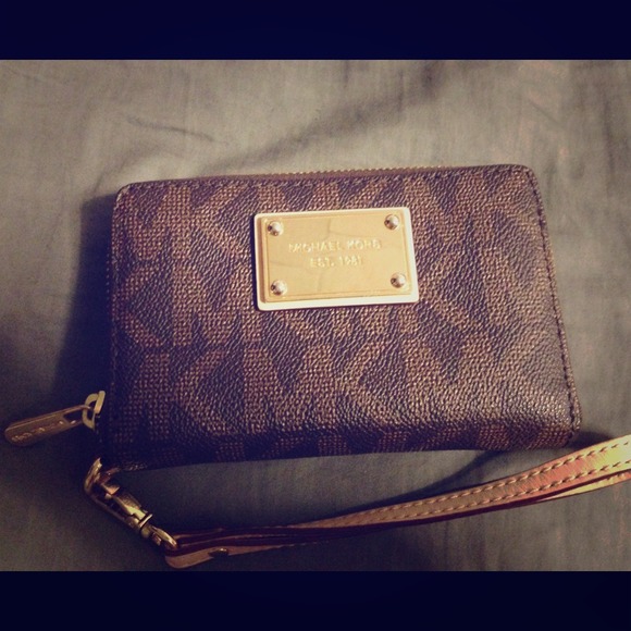 💯% Authentic Micahel Kors wristlet