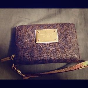 💯% Authentic Micahel Kors wristlet