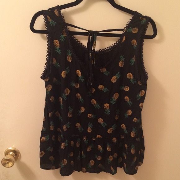 ❌Sold❌ Pineapple top - Picture 3 of 4