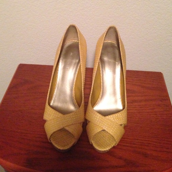 Yellow tweed w/hidden platform, cork heel.