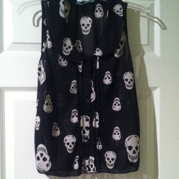 Black skull top and lace floral top bundle