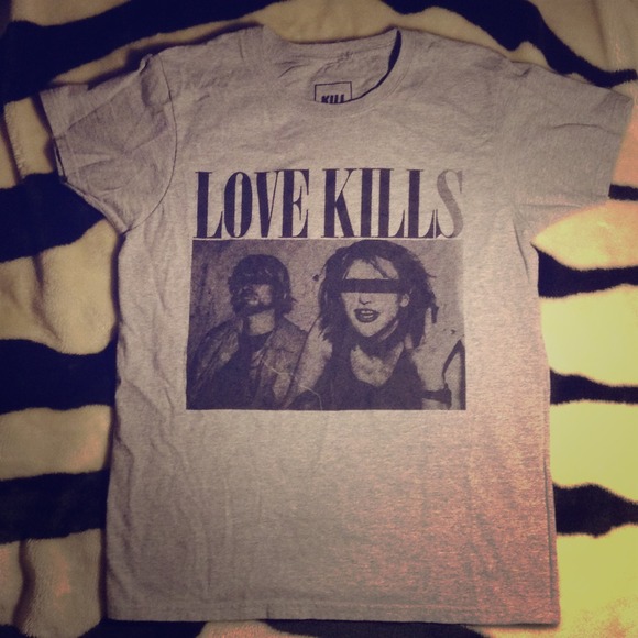 💙LOVE KILLS🔫 TEE