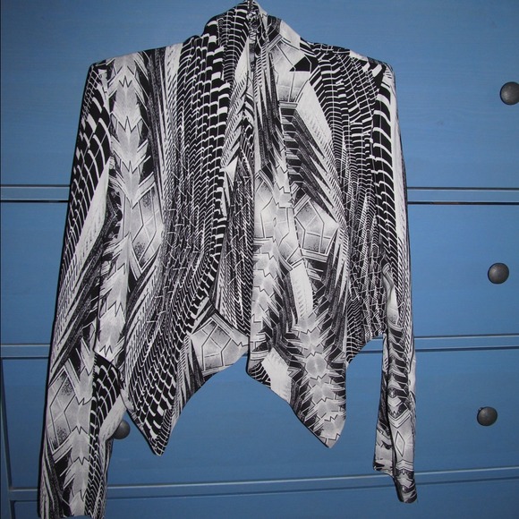 Drape-y crop abstract patterned blazer