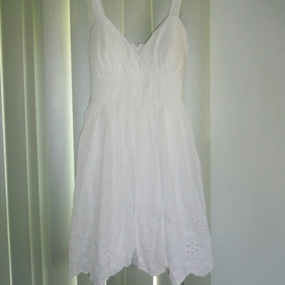 ??HP 7/13 ??Beautiful White Dress with tie band - Picture 2 of 4