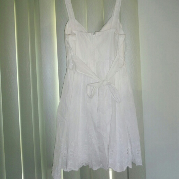 ??HP 7/13 ??Beautiful White Dress with tie band - Picture 3 of 4