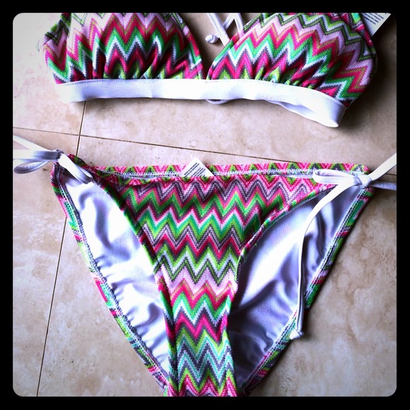 NWT Crop Bra w/ Tie Side Hipster Bikini Set Size L