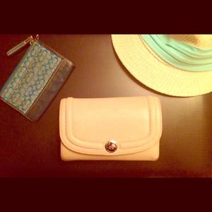 ✨Sold on Threadflip✨Coach cream leather wallet