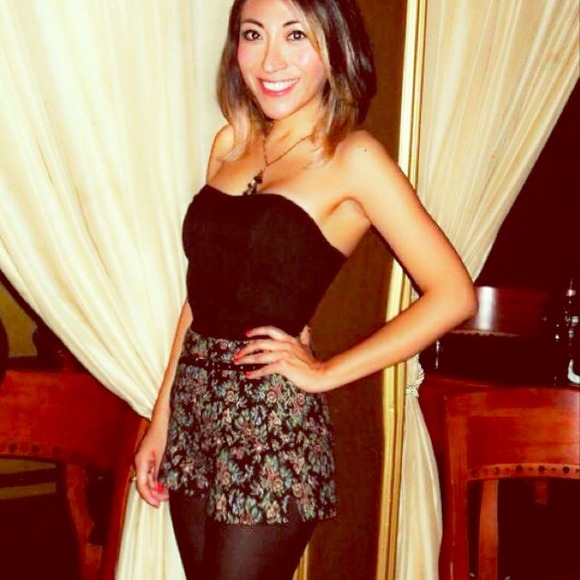 Forever 21 Pants - Super short black floral tapestry shorts💃