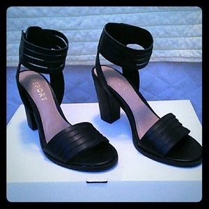 NWOT Report manuela block sandals