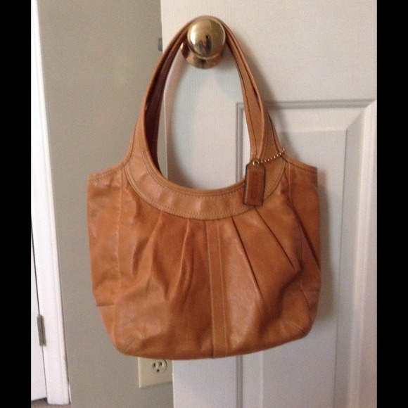Coach camel tote. NEGOTIABLE!!!!!!
