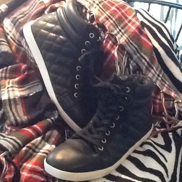 ❤️Black Hightop sneakers❤️