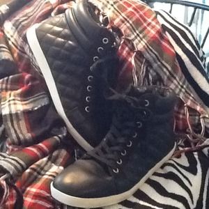 ❤️Black Hightop sneakers❤️